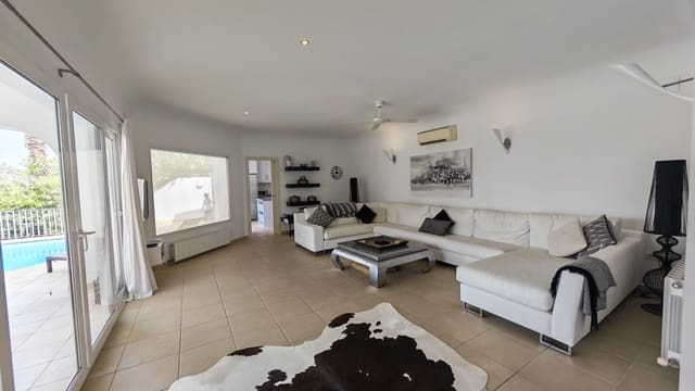 5 bedroom Villa for sale in Teulada Pueblo, Teulada-Moraira with pool garage - € 1,499,000 (Ref: 9966238)