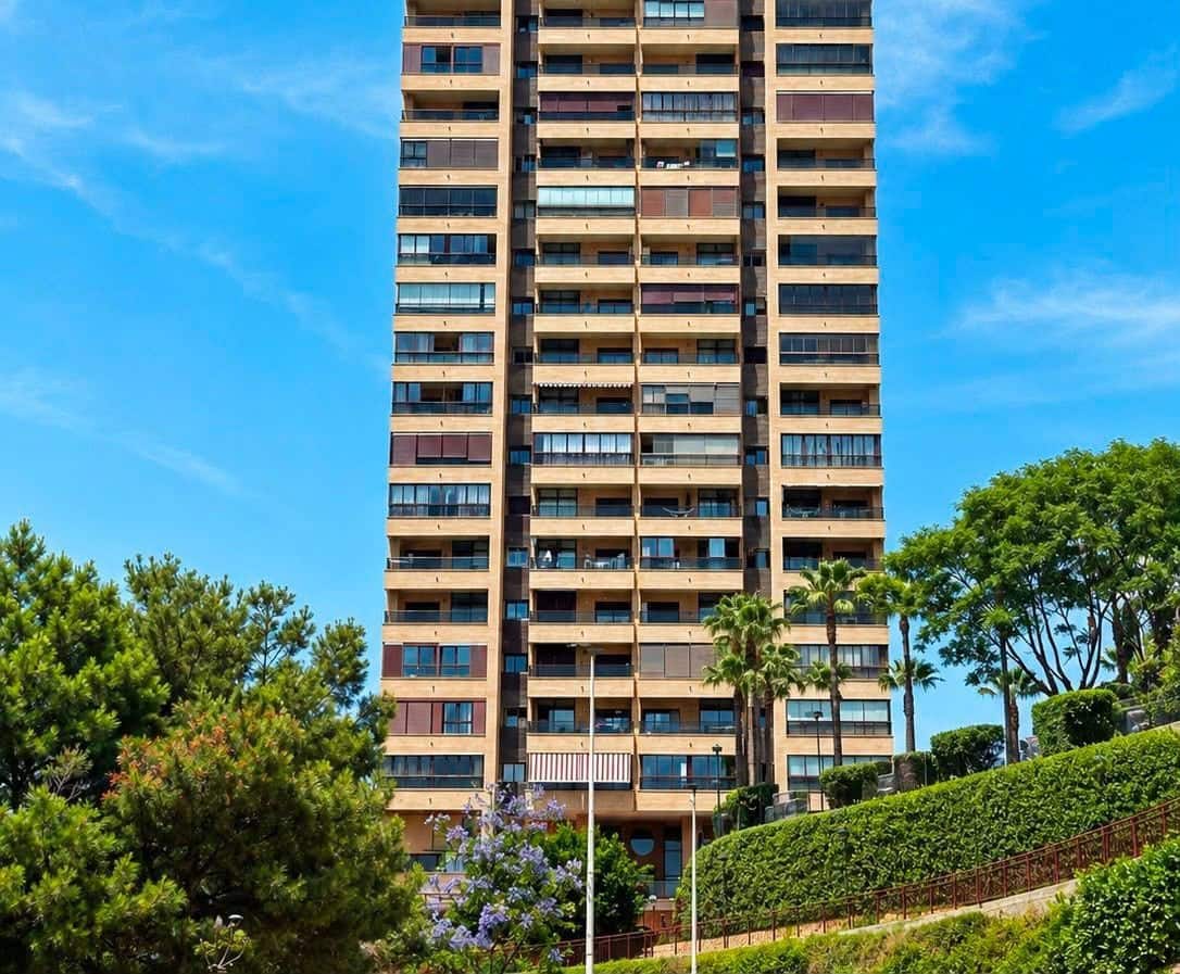 Apartamento de 2 habitaciones en Benidorm en venta con piscina garaje - 385.000 € (Ref: 9986451)