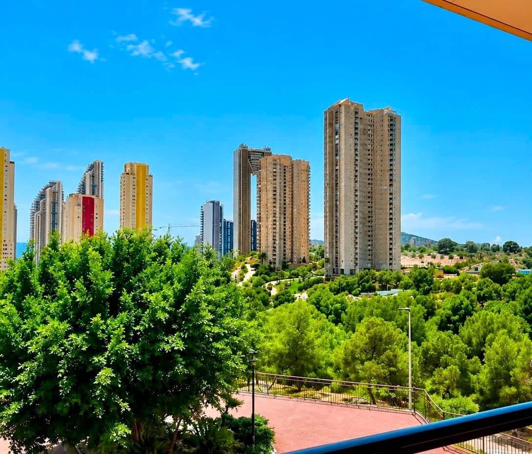 Apartamento de 2 habitaciones en Benidorm en venta con piscina garaje - 385.000 € (Ref: 9986451)