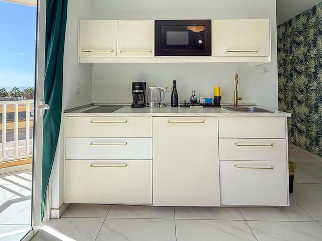 Apartamento de 2 habitaciones en Playa de las Americas, Arona en venta con piscina garaje - 395.000 € (Ref: 10049326)