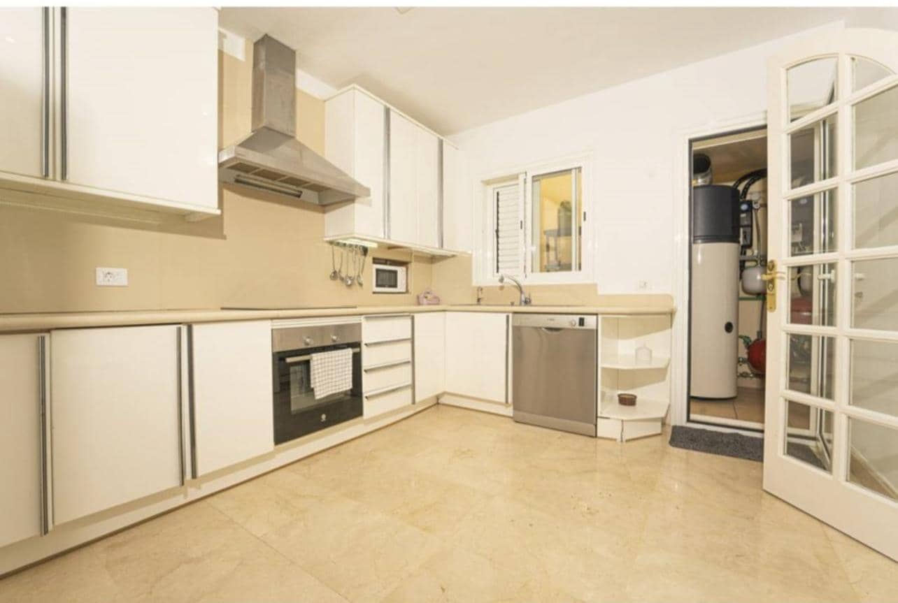7 soverom Villa til salgs i Costa Adeje med svømmebasseng garasje - € 1 878 000 (Ref: 10090820)
