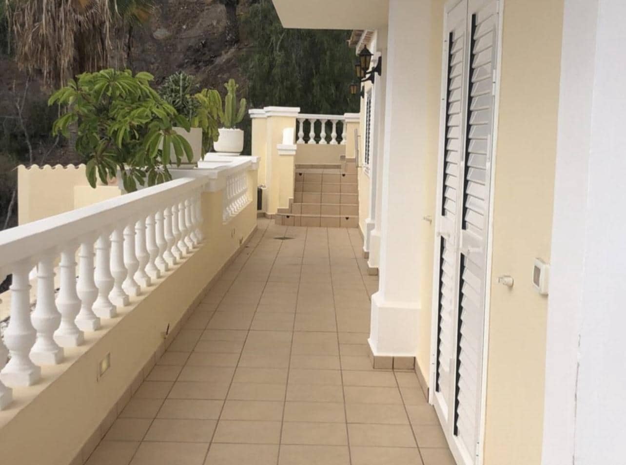 7 soverom Villa til salgs i Costa Adeje med svømmebasseng garasje - € 1 878 000 (Ref: 10090820)