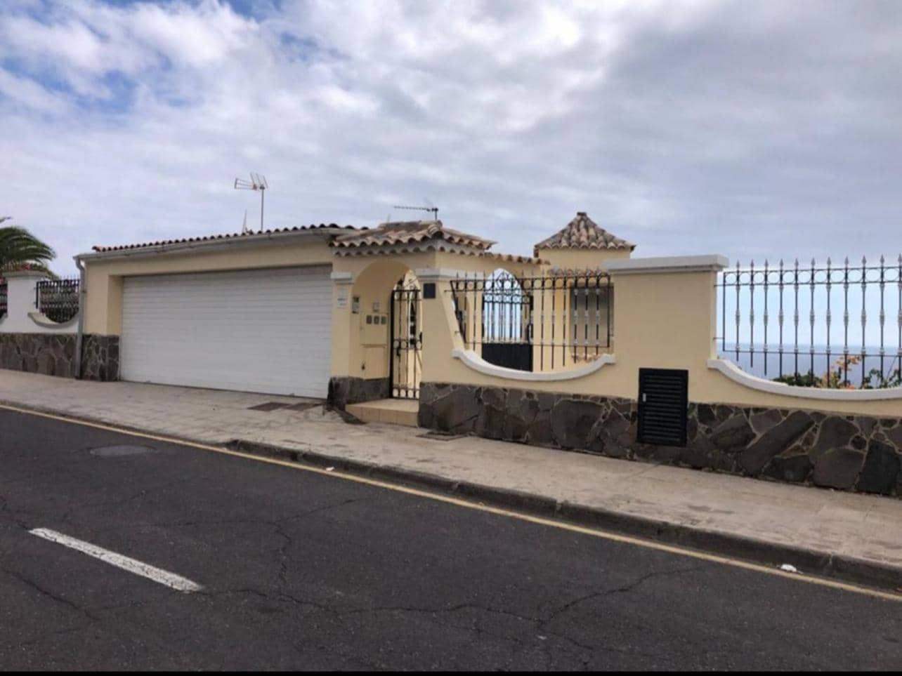 7 soverom Villa til salgs i Costa Adeje med svømmebasseng garasje - € 1 878 000 (Ref: 10090820)