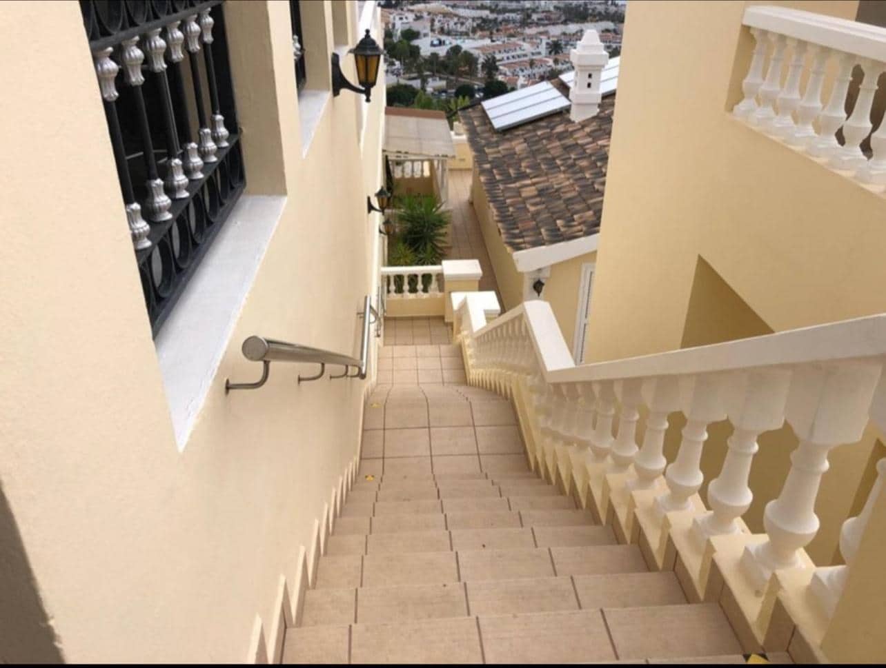 7 soverom Villa til salgs i Costa Adeje med svømmebasseng garasje - € 1 878 000 (Ref: 10090820)