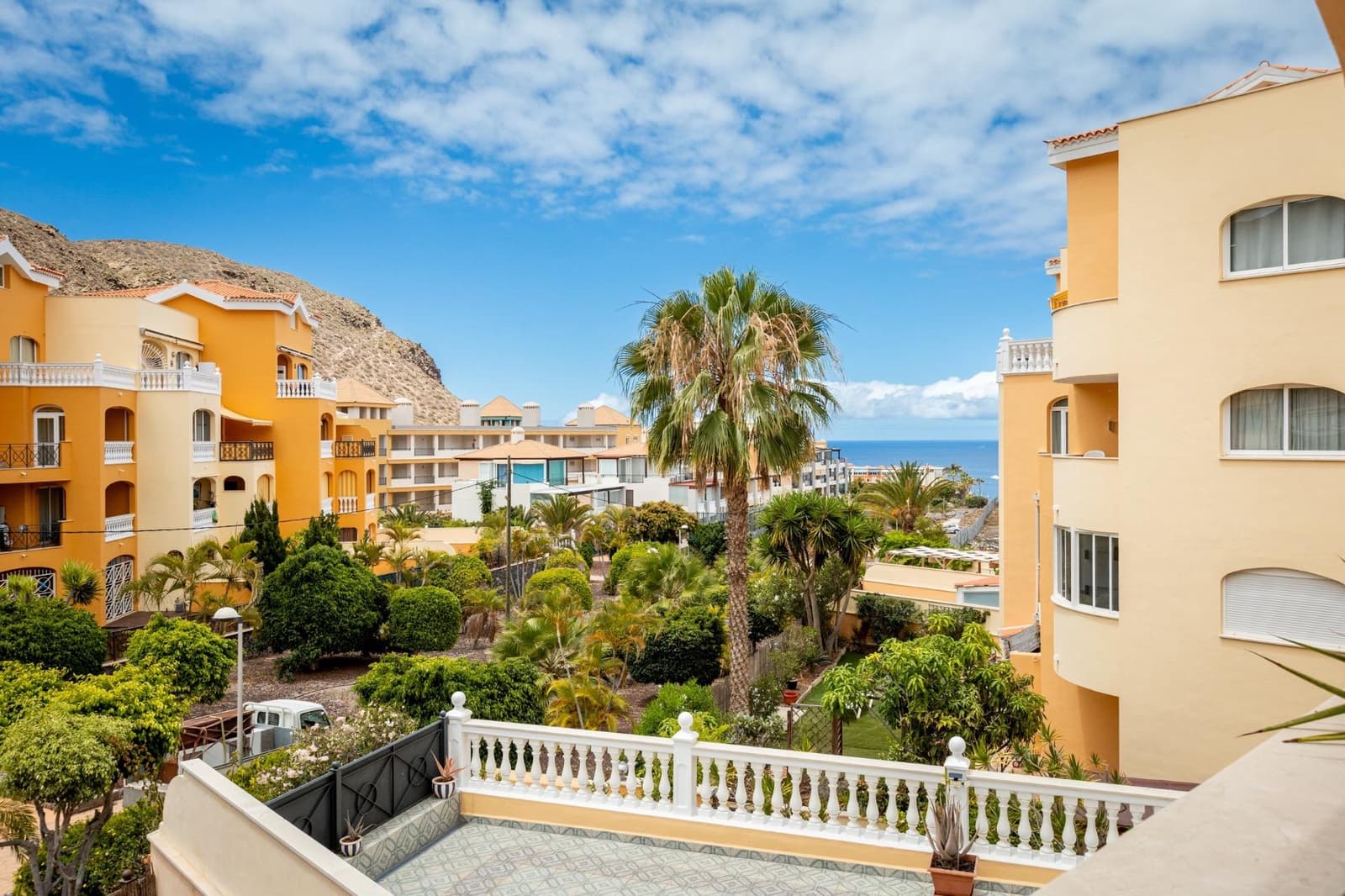 2 bedroom Apartment for sale in Los Cristianos with pool - € 455,000 (Ref: 10129552)