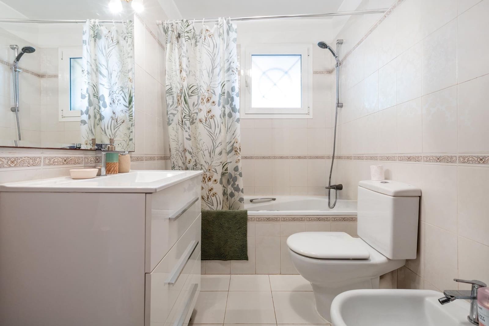 2 bedroom Apartment for sale in Los Cristianos with pool - € 455,000 (Ref: 10129552)