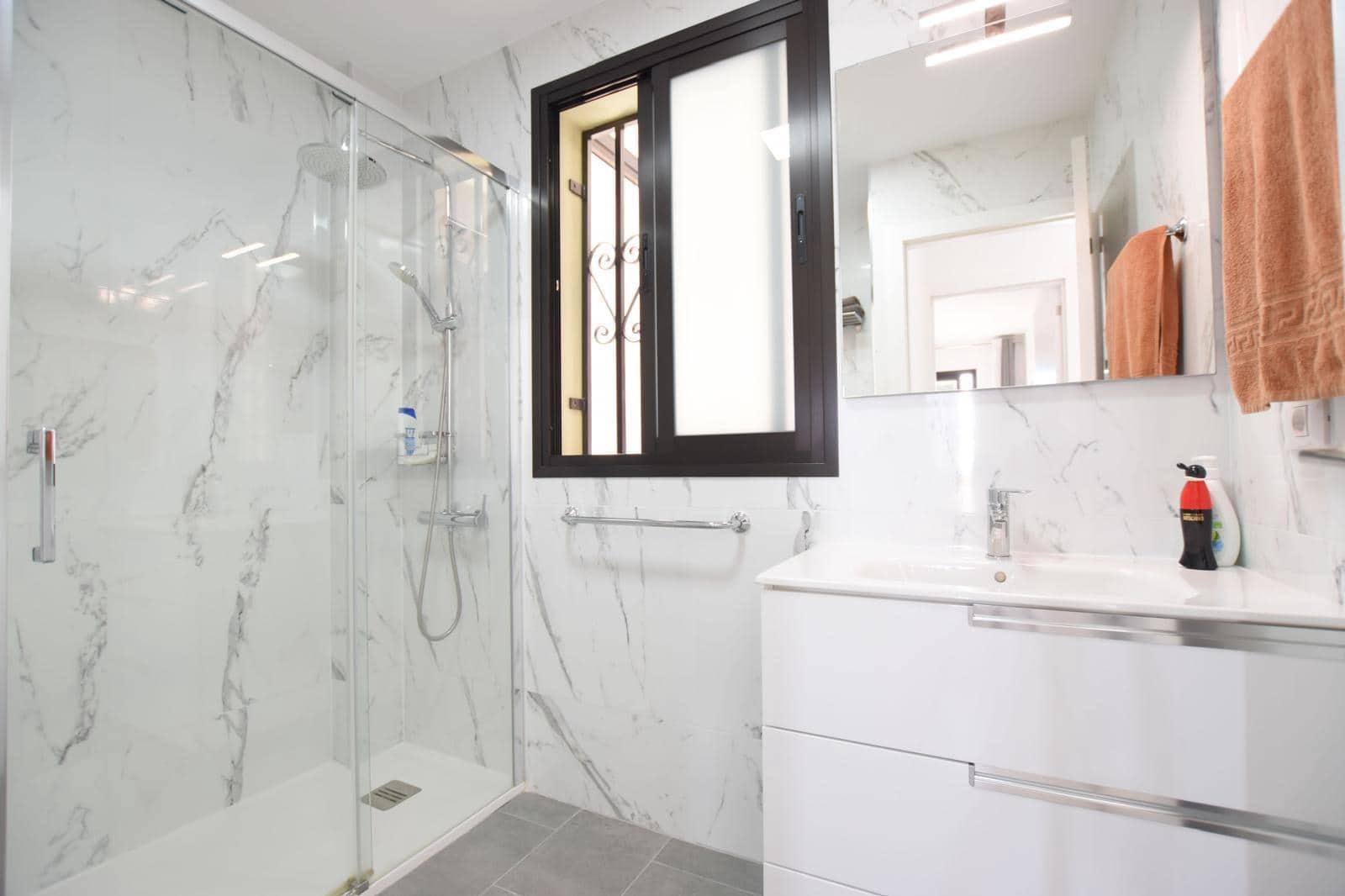 1 sypialnia Apartament na sprzedaż w Playa de las Americas z basenem garażem - 330 000 € (Ref: 10159756)
