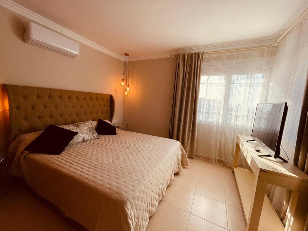 4 soveværelse Villa til salg i Los Cristianos med garage - € 775.000 (Ref: 7865478)