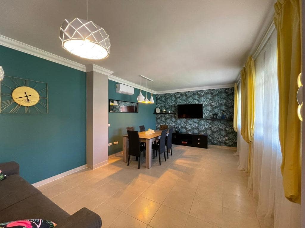 4 soveværelse Villa til salg i Los Cristianos med garage - € 775.000 (Ref: 7865478)