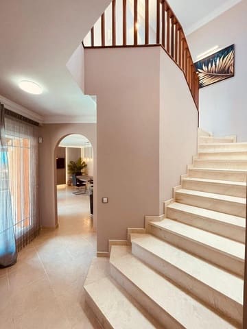 4 makuuhuone Huvila myytävänä paikassa Los Cristianos, Arona mukana uima-altaan - 795 000 € (Ref: 7865479)