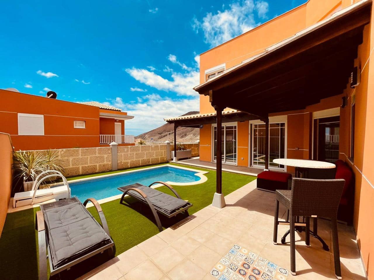 4 soveværelse Villa til salg i Los Cristianos med swimmingpool - € 795.000 (Ref: 7865479)