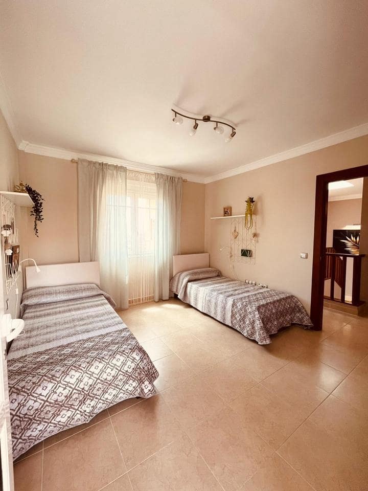 4 soveværelse Villa til salg i Los Cristianos med swimmingpool - € 795.000 (Ref: 7865479)