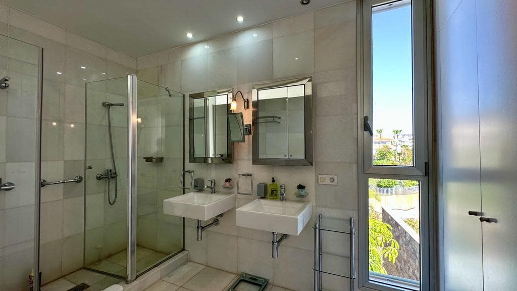 5 sypialnia Willa na sprzedaż w Costa Adeje z basenem garażem - 3 200 000 € (Ref: 7892905)