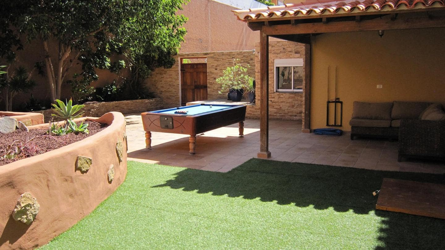 4 soverom Villa til salgs i Costa Adeje med svømmebasseng garasje - € 895 000 (Ref: 8002944)