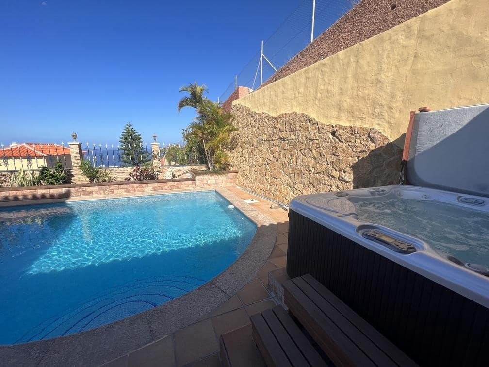 4 soverom Villa til salgs i Costa Adeje med svømmebasseng garasje - € 895 000 (Ref: 8002944)