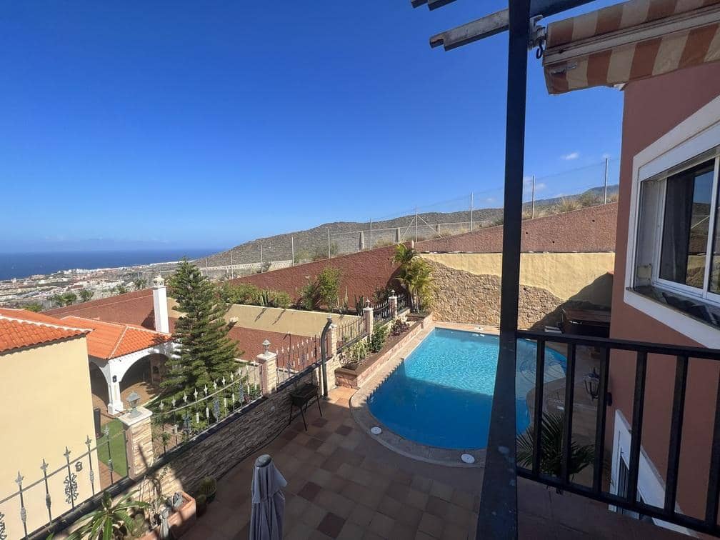 4 soverom Villa til salgs i Costa Adeje med svømmebasseng garasje - € 895 000 (Ref: 8002944)