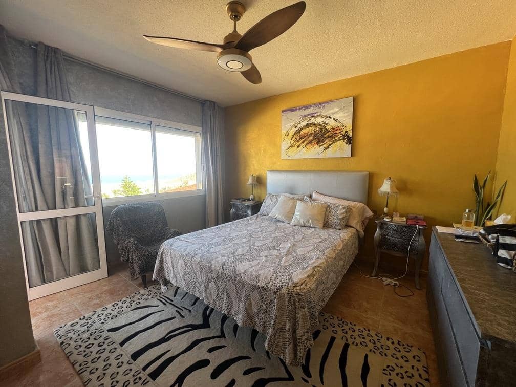 4 soverom Villa til salgs i Costa Adeje med svømmebasseng garasje - € 895 000 (Ref: 8002944)