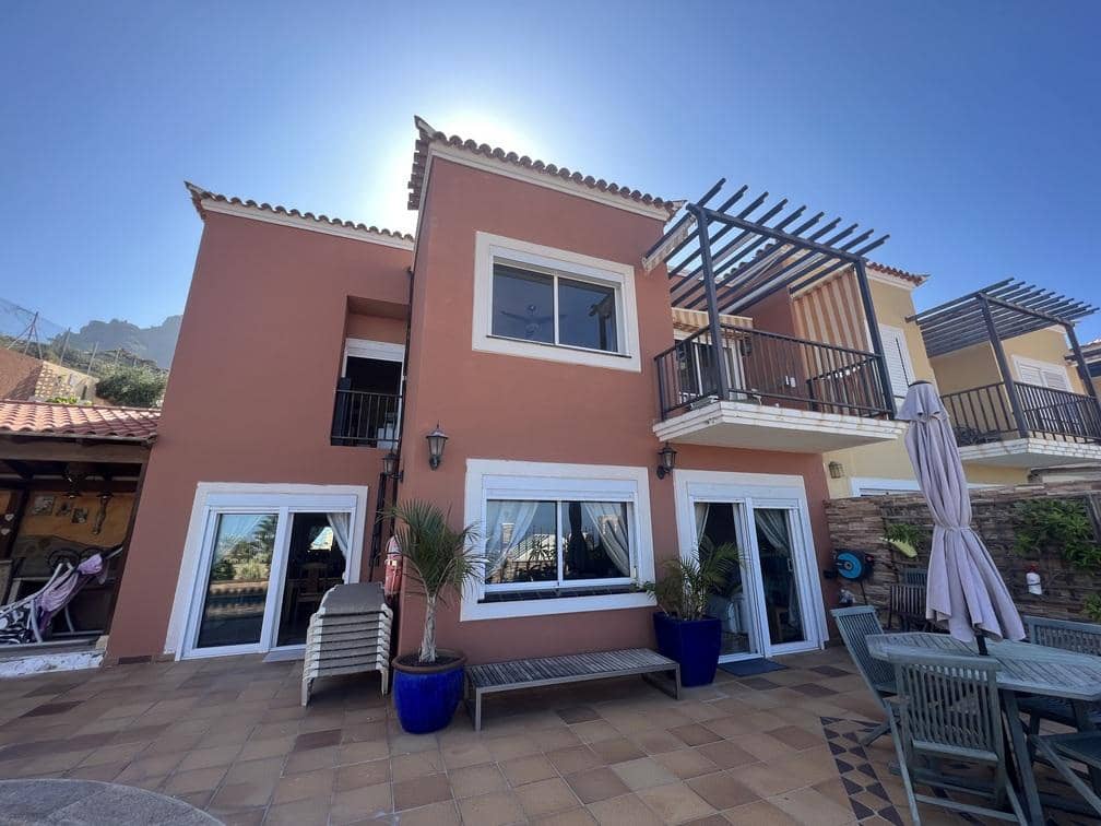 4 soverom Villa til salgs i Costa Adeje med svømmebasseng garasje - € 895 000 (Ref: 8002944)