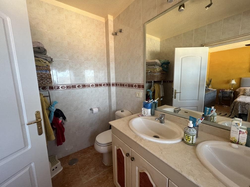 4 soverom Villa til salgs i Costa Adeje med svømmebasseng garasje - € 895 000 (Ref: 8002944)