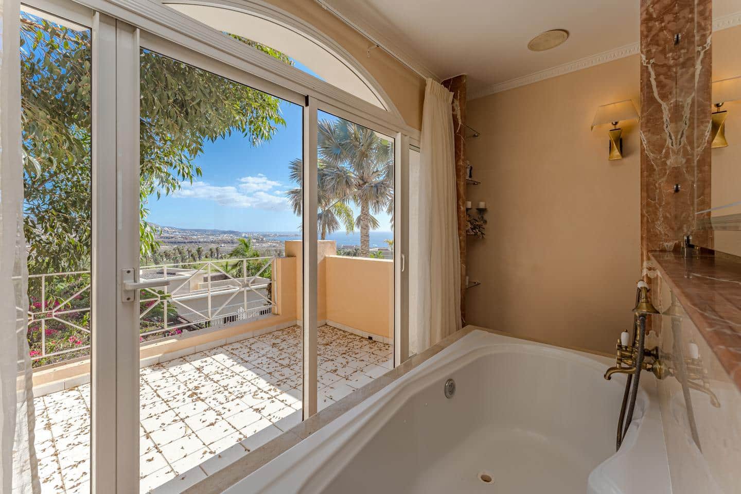 5 soverom Villa til salgs i La Caleta Adeje med svømmebasseng garasje - € 4 990 000 (Ref: 8005461)