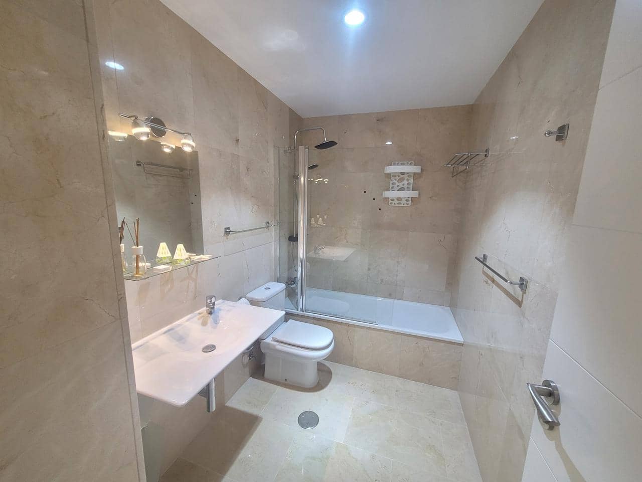 2 makuuhuone Asunto myytävänä paikassa La Caleta Adeje mukana uima-altaan 
autotalli - 850 000 € (Ref: 8017035)