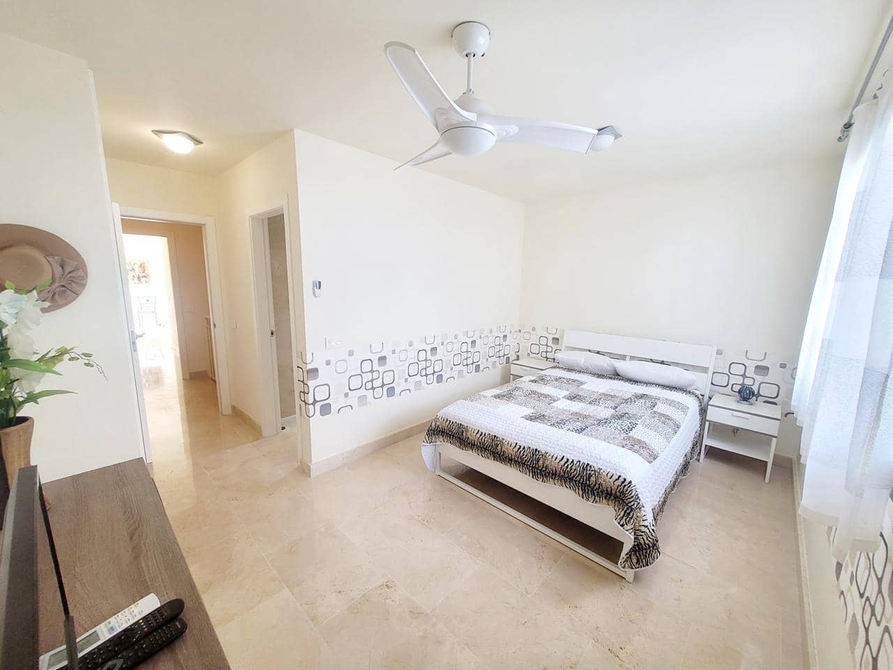 2 makuuhuone Asunto myytävänä paikassa La Caleta Adeje mukana uima-altaan 
autotalli - 850 000 € (Ref: 8017035)