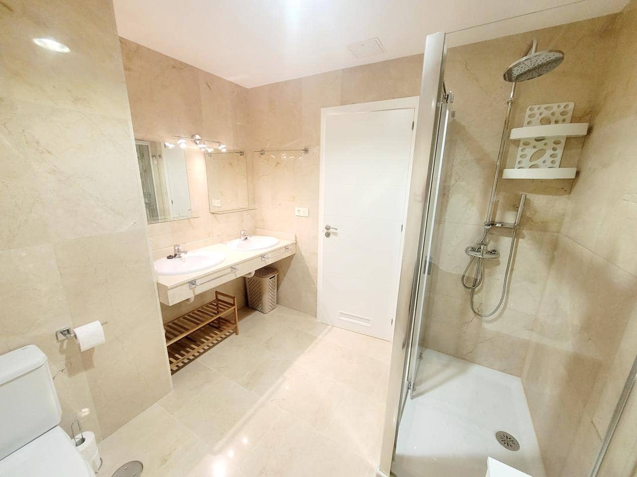 2 makuuhuone Asunto myytävänä paikassa La Caleta Adeje mukana uima-altaan 
autotalli - 850 000 € (Ref: 8017035)