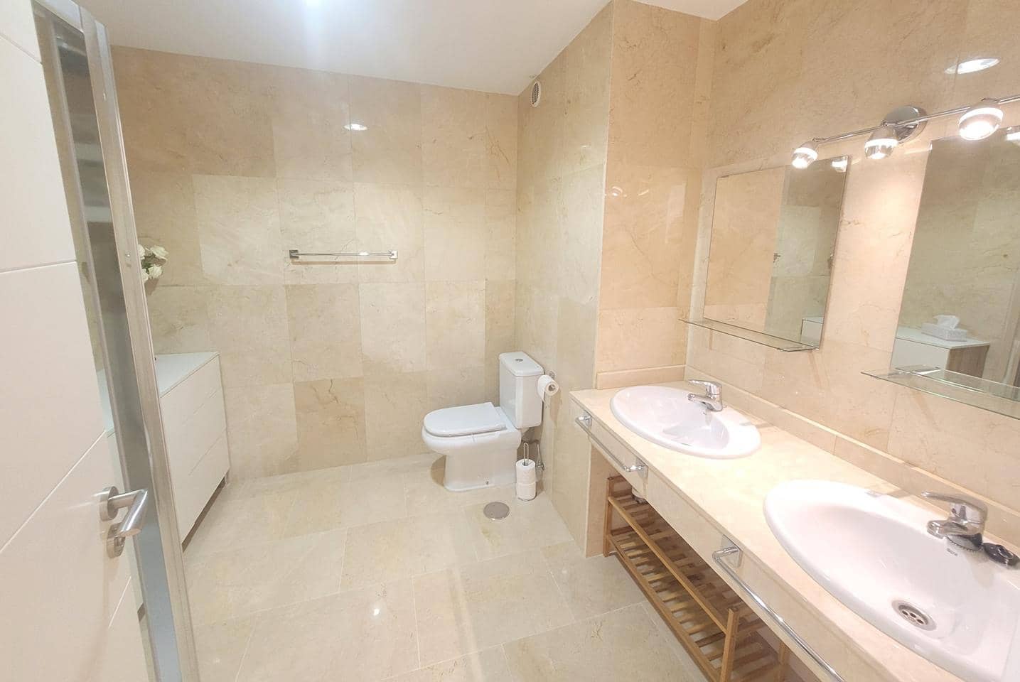 2 makuuhuone Asunto myytävänä paikassa La Caleta Adeje mukana uima-altaan 
autotalli - 850 000 € (Ref: 8017035)