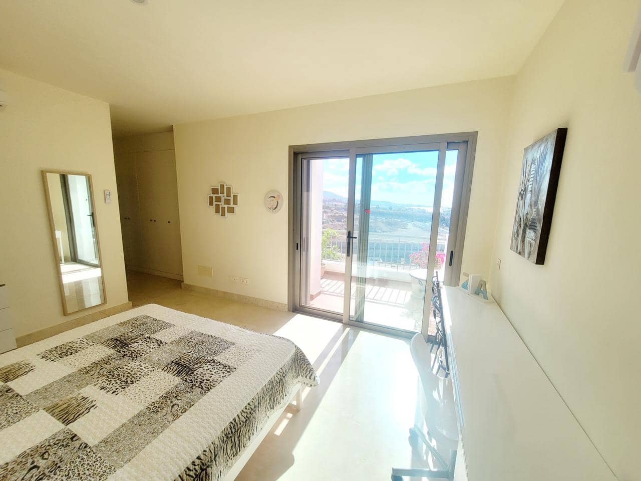 2 makuuhuone Asunto myytävänä paikassa La Caleta Adeje mukana uima-altaan 
autotalli - 850 000 € (Ref: 8017035)