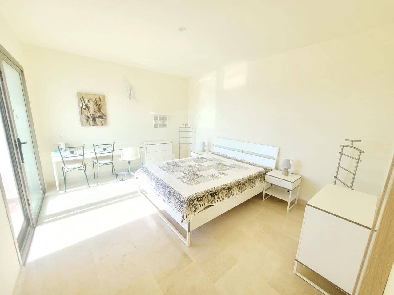 2 makuuhuone Asunto myytävänä paikassa La Caleta Adeje mukana uima-altaan 
autotalli - 850 000 € (Ref: 8017035)