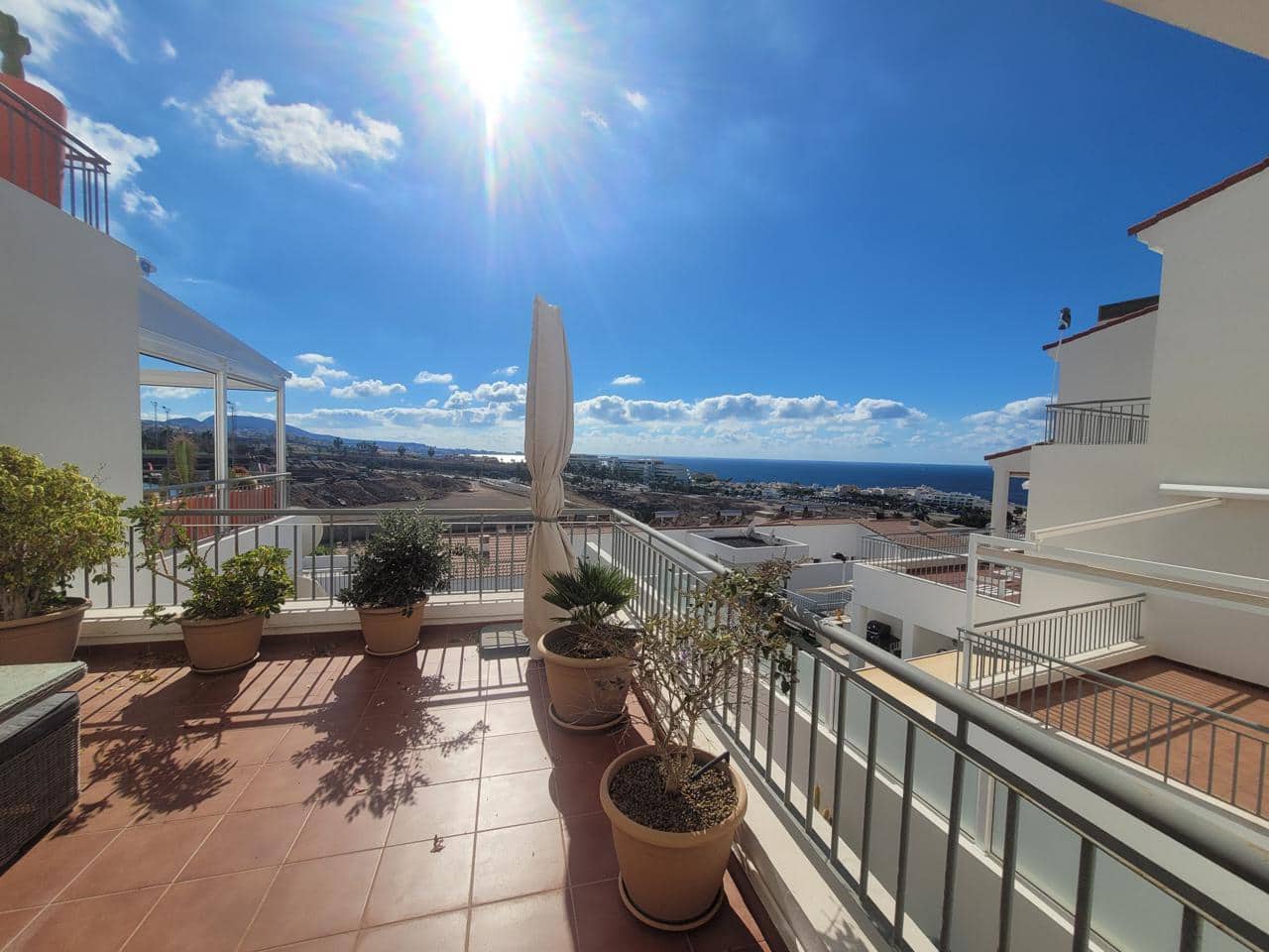 2 makuuhuone Asunto myytävänä paikassa La Caleta Adeje mukana uima-altaan 
autotalli - 850 000 € (Ref: 8017035)