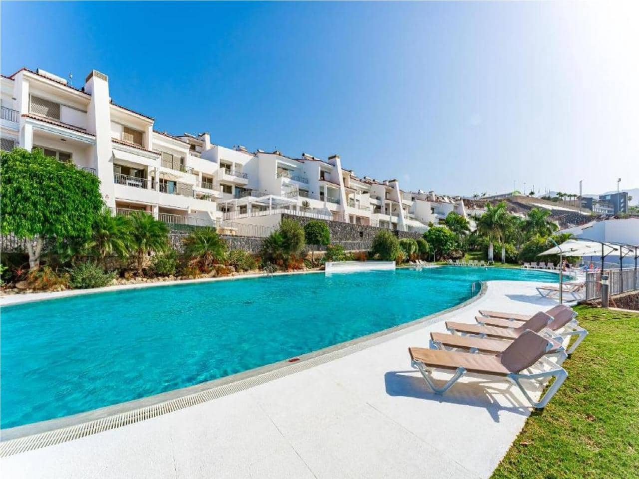 2 makuuhuone Asunto myytävänä paikassa La Caleta Adeje mukana uima-altaan 
autotalli - 850 000 € (Ref: 8017035)