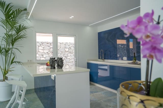 5 bedroom Villa for sale in Playa Paraiso, Adeje with pool garage - € 1,555,000 (Ref: 8050352)