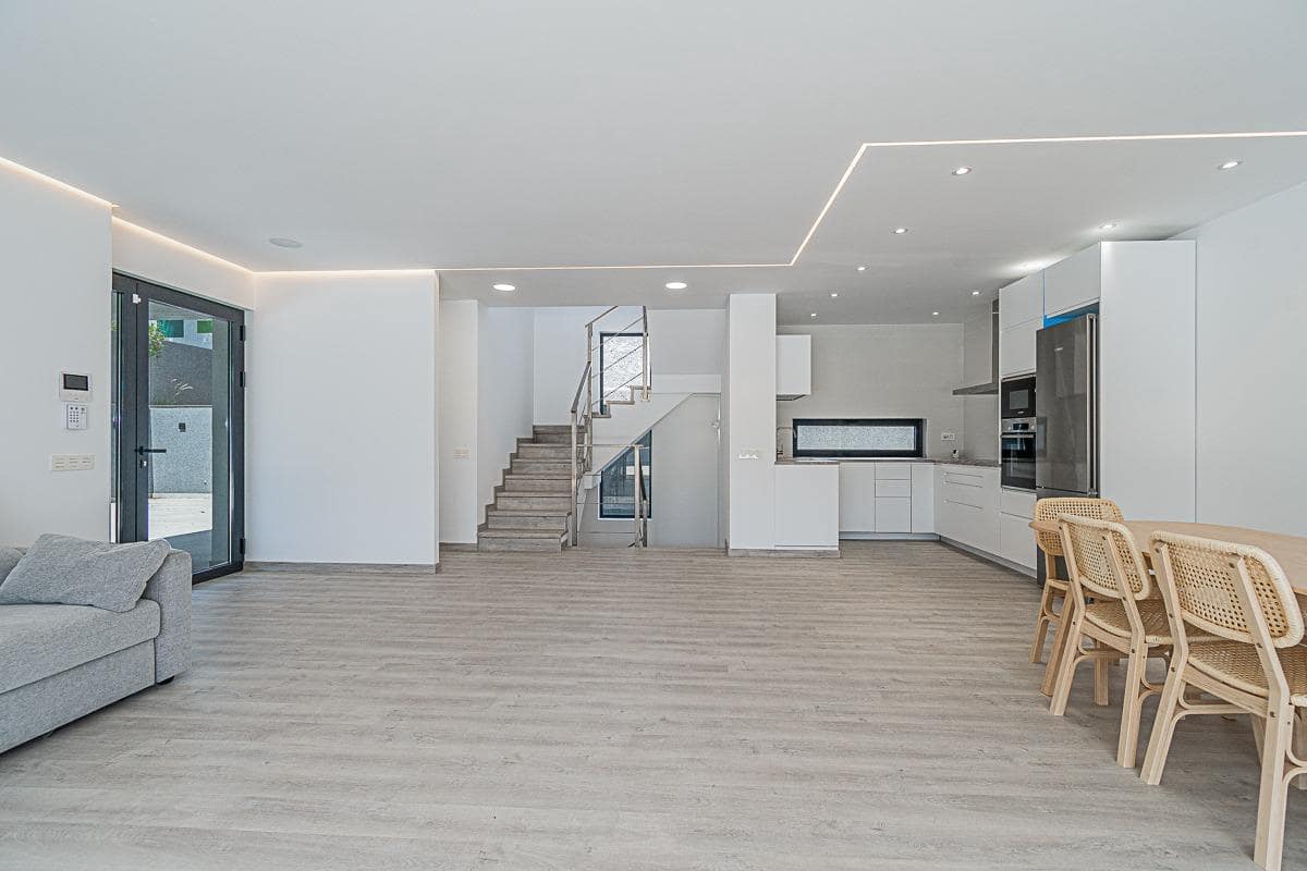 4 bedroom Villa for sale in Costa Adeje with pool garage - € 1,900,000 (Ref: 8343980)