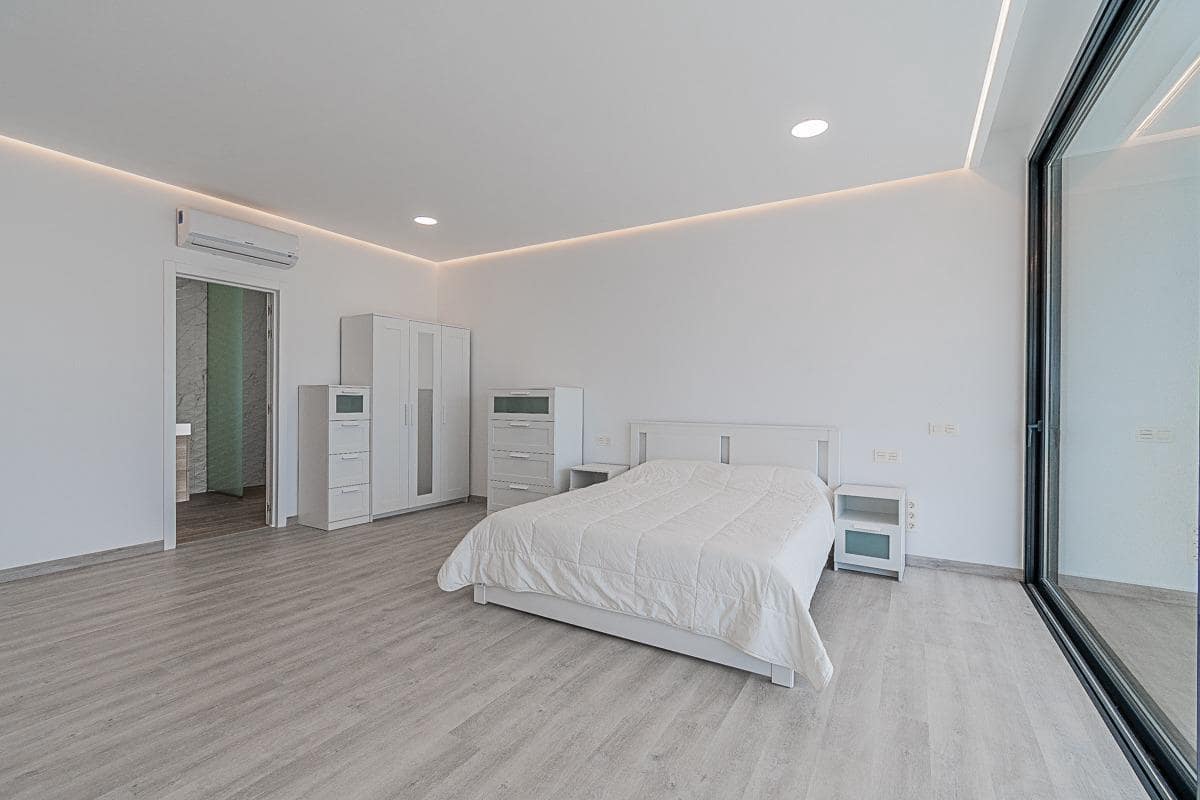 4 bedroom Villa for sale in Costa Adeje with pool garage - € 1,900,000 (Ref: 8343980)