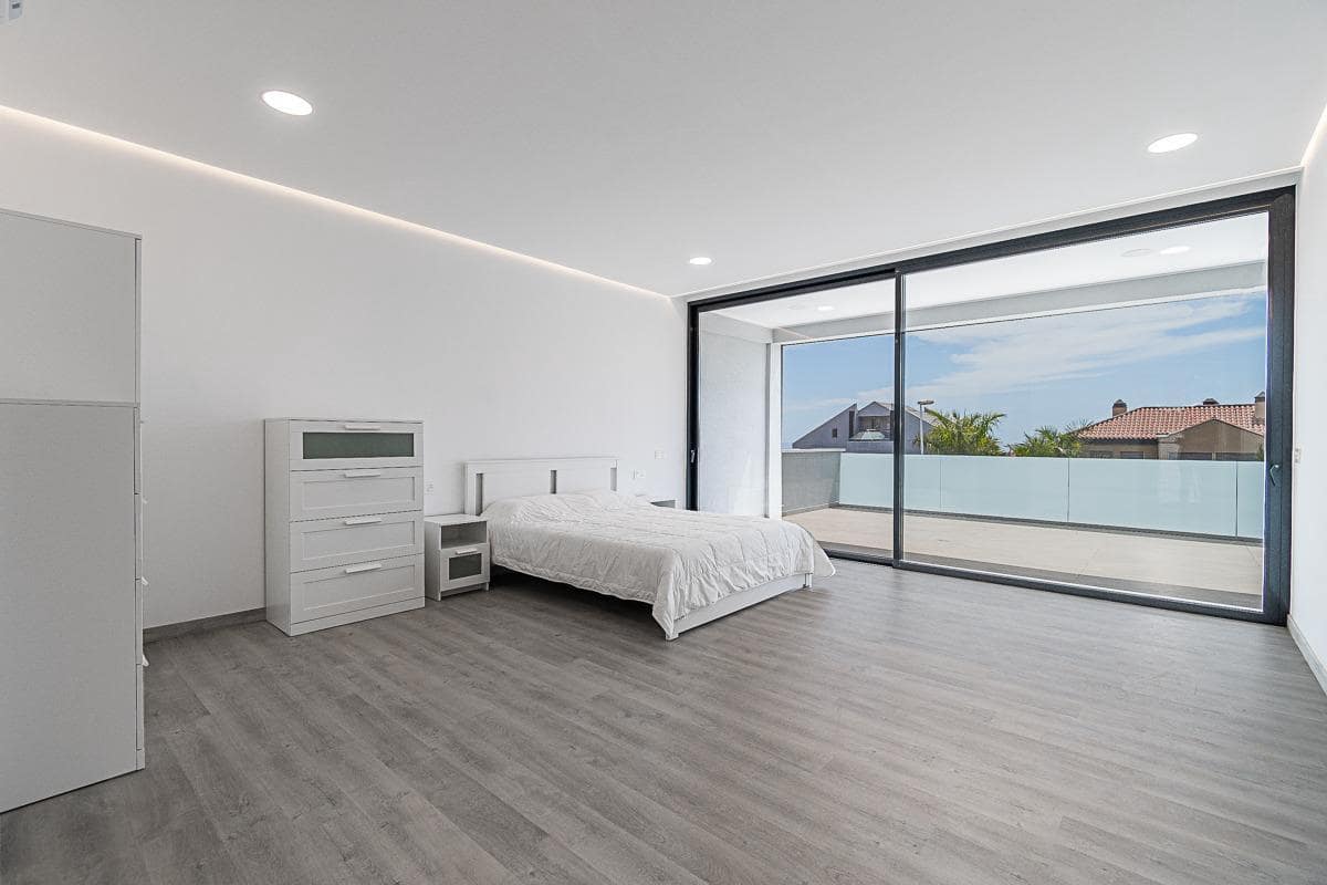 4 bedroom Villa for sale in Costa Adeje with pool garage - € 1,900,000 (Ref: 8343980)