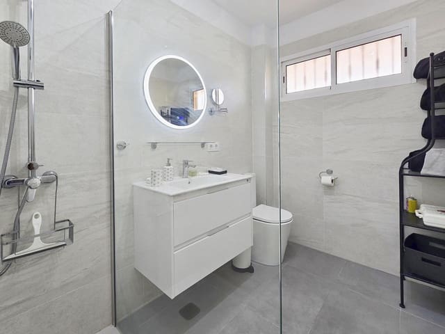 2 bedroom Flat for sale in Torviscas Centro y Alto, Adeje with garage - € 340,000 (Ref: 8397737)