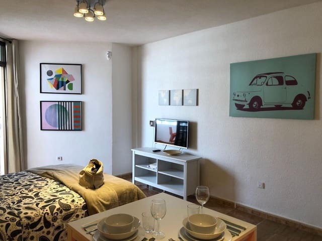 Piso en Los Cristianos, Arona en venta con piscina - 210.000 € (Ref: 8623453)