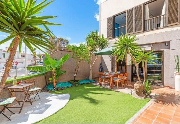 4 soveværelse Villa til salg i El Medano med garage - € 749.000 (Ref: 8977294)