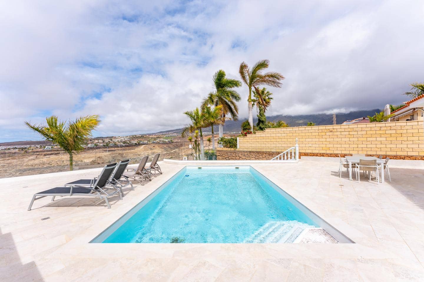 3 soveværelse Villa til salg i Costa Adeje med swimmingpool garage - € 2.350.000 (Ref: 9008342)