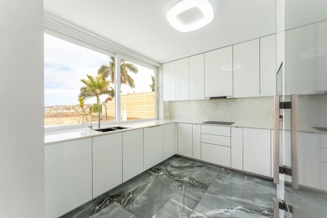 3 soveværelse Villa til salg i Playa del Duque, Adeje med swimmingpool garage - € 2.350.000 (Ref: 9008342)