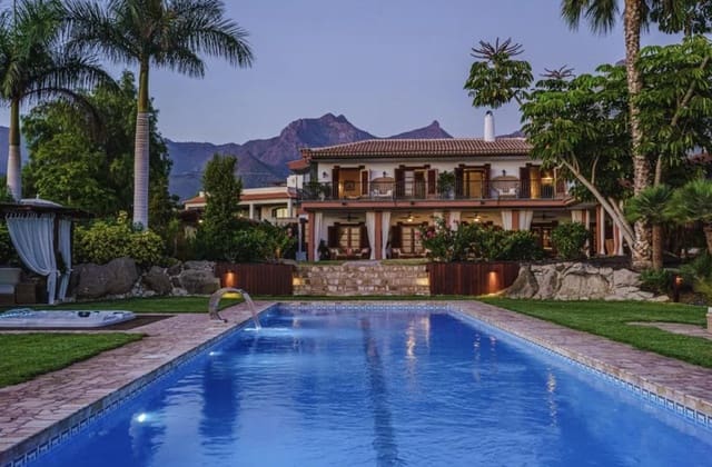 7 soveværelse Villa til salg i Playa del Duque, Adeje med swimmingpool garage - € 8.500.000 (Ref: 9076902)