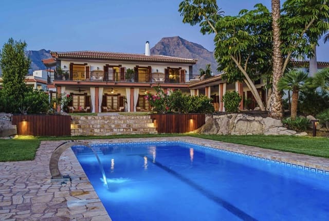 7 soveværelse Villa til salg i Playa del Duque, Adeje med swimmingpool garage - € 8.500.000 (Ref: 9076902)