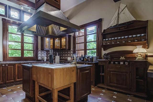 7 soveværelse Villa til salg i Playa del Duque, Adeje med swimmingpool garage - € 8.500.000 (Ref: 9076902)