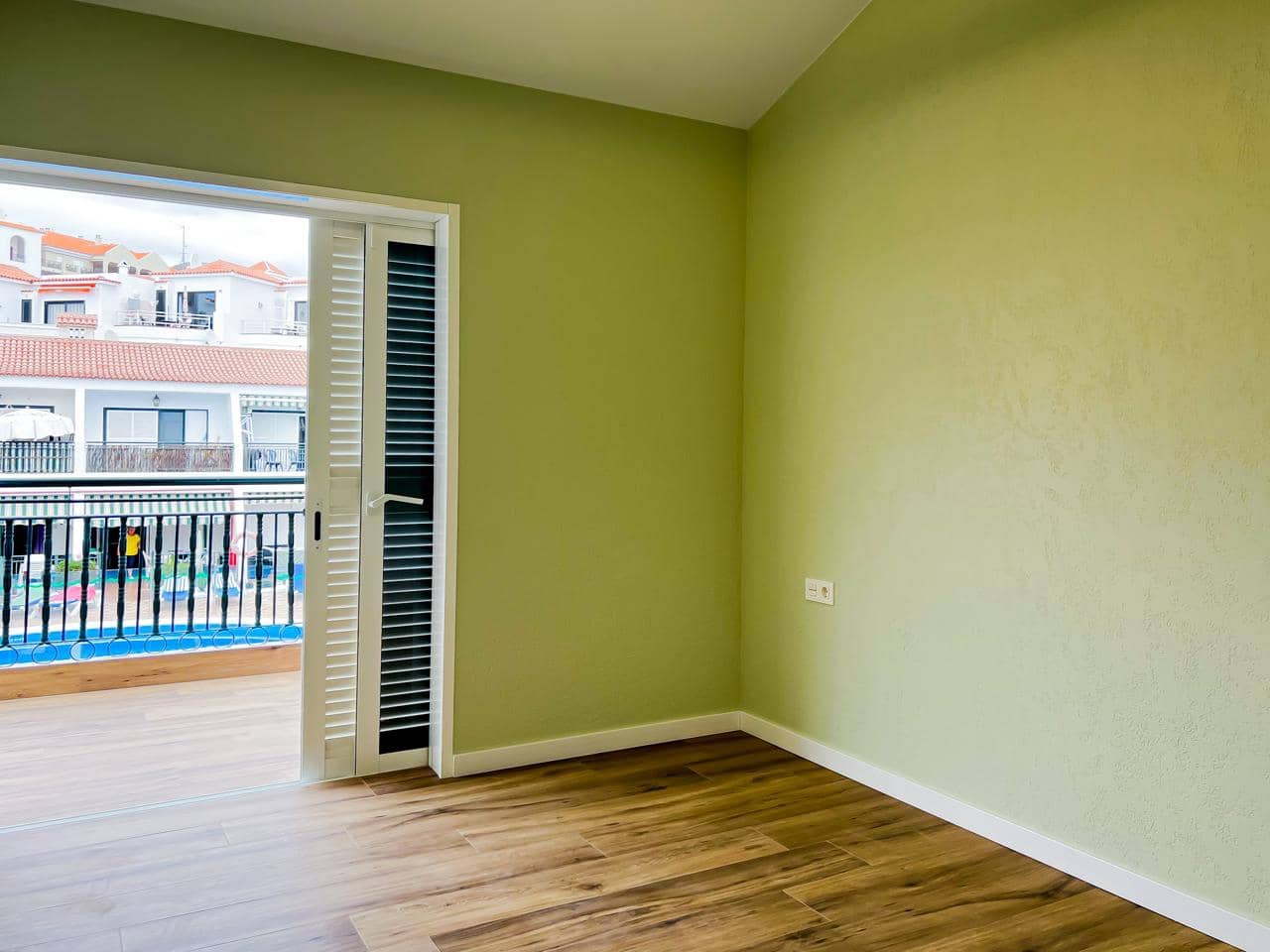 1 bedroom Flat for sale in Los Cristianos with pool - € 269,000 (Ref: 9164537)