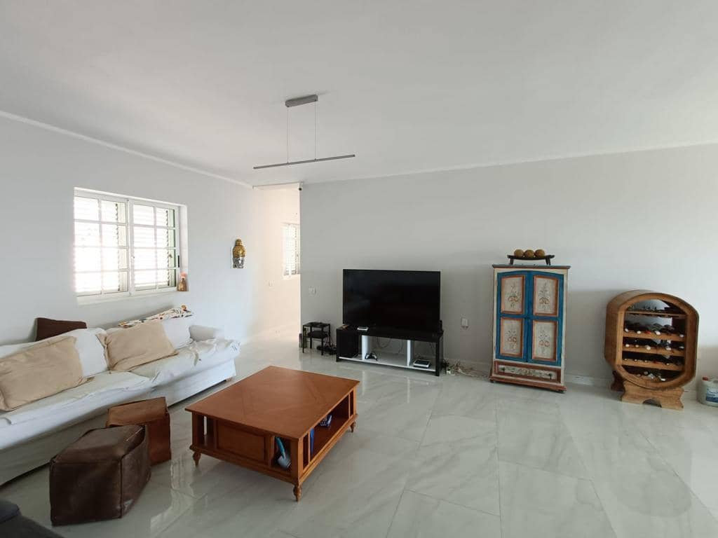 8 sovrum Villa till salu i Arona med pool garage - 880 000 € (Ref: 9219295)