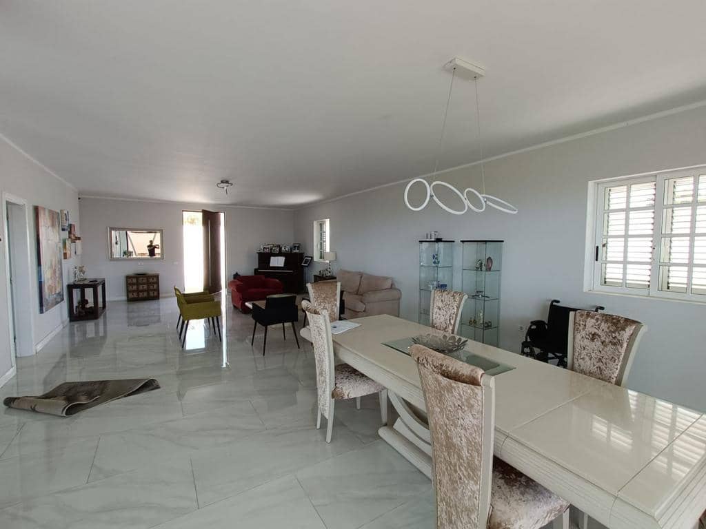 8 sovrum Villa till salu i Arona med pool garage - 880 000 € (Ref: 9219295)