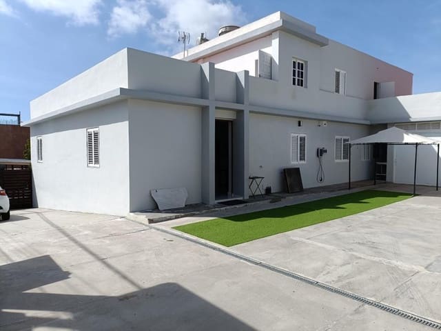 8 sovrum Villa till salu i Arona med pool garage - 880 000 € (Ref: 9219295)