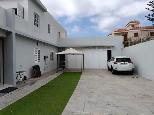 8 sovrum Villa till salu i Arona med pool garage - 880 000 € (Ref: 9219295)