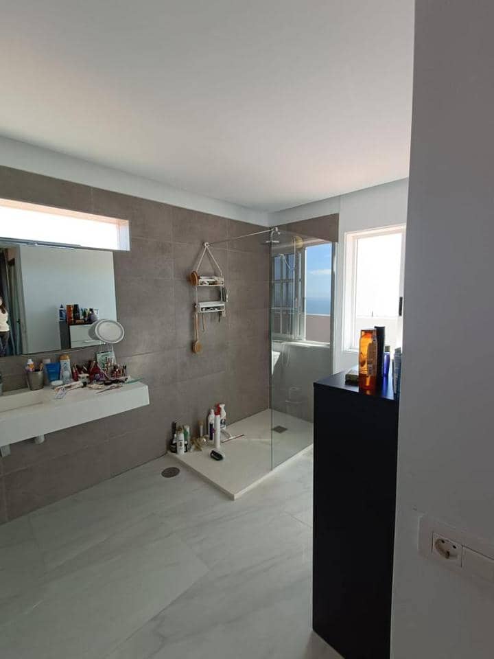 8 sovrum Villa till salu i Arona med pool garage - 880 000 € (Ref: 9219295)